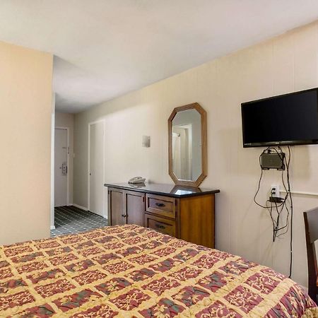 Rodeway Inn & Suites Raton Exterior photo