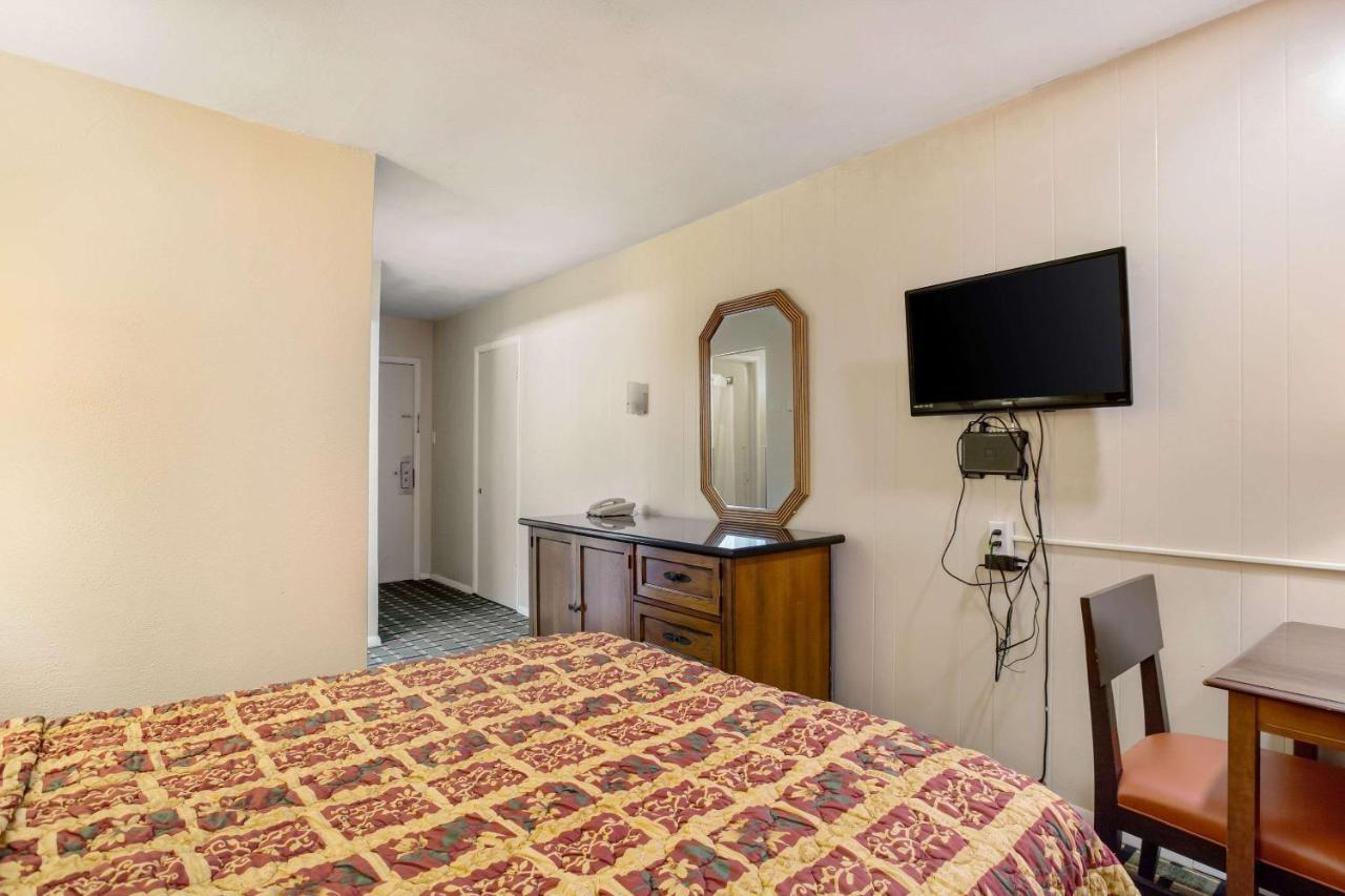 Rodeway Inn & Suites Raton Exterior photo