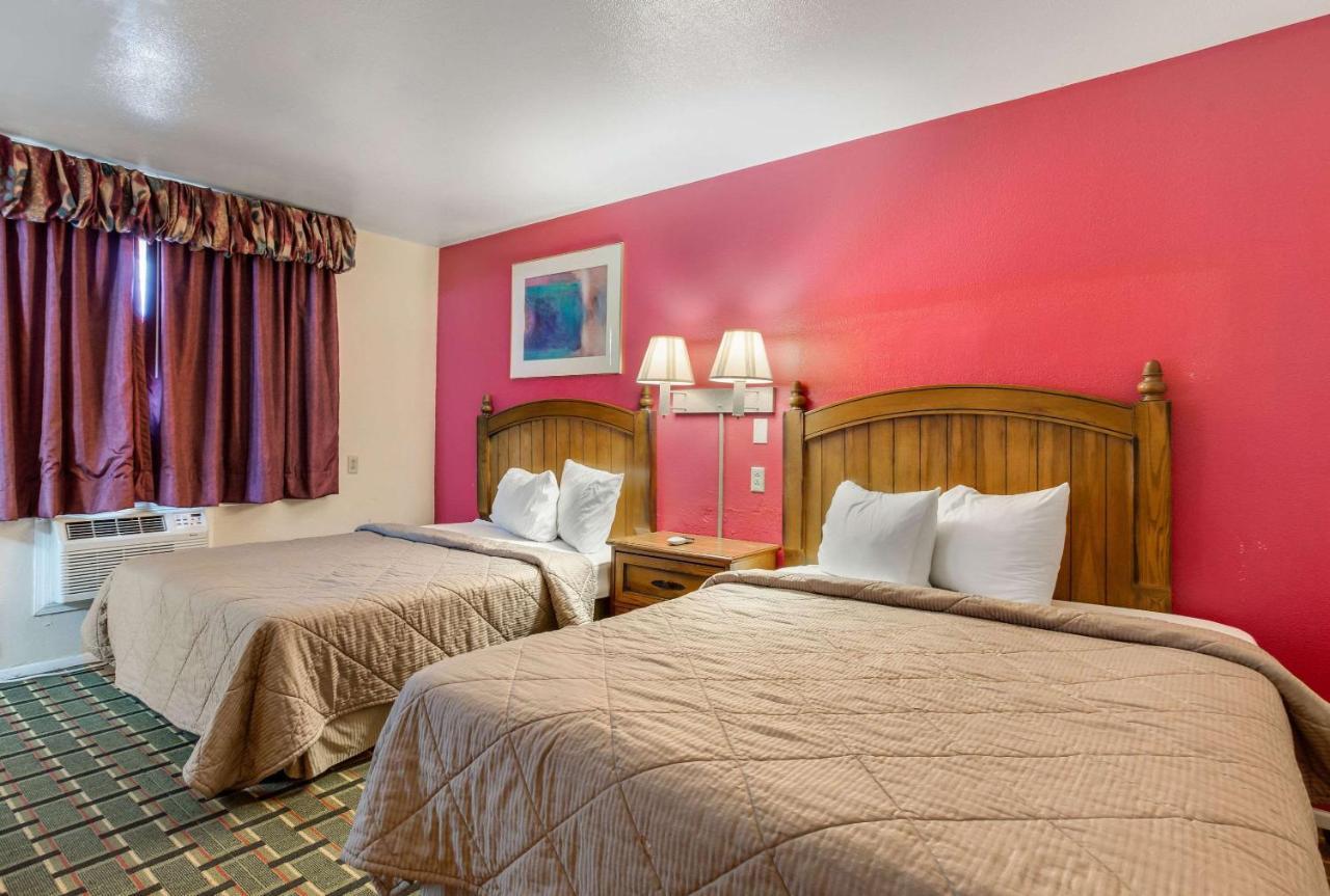 Rodeway Inn & Suites Raton Exterior photo