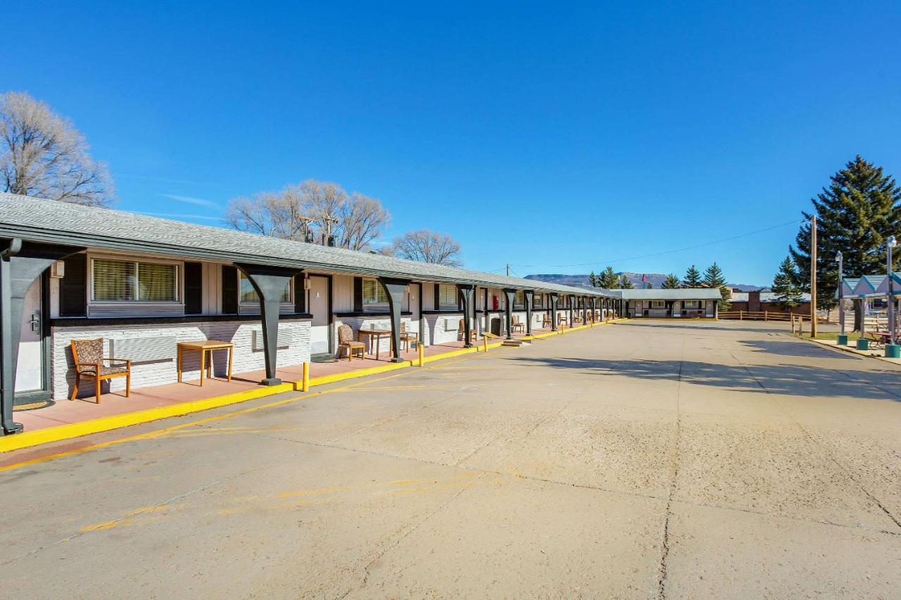 Rodeway Inn & Suites Raton Exterior photo