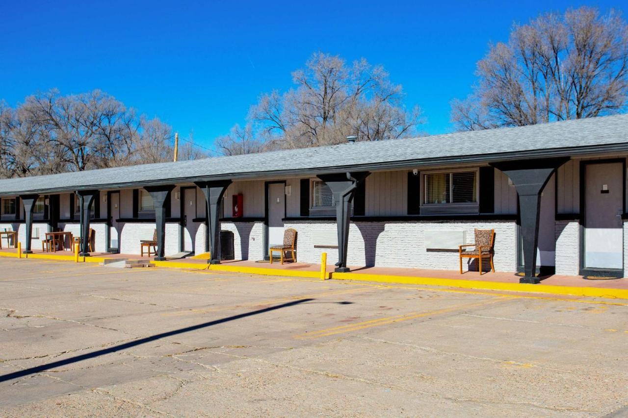 Rodeway Inn & Suites Raton Exterior photo