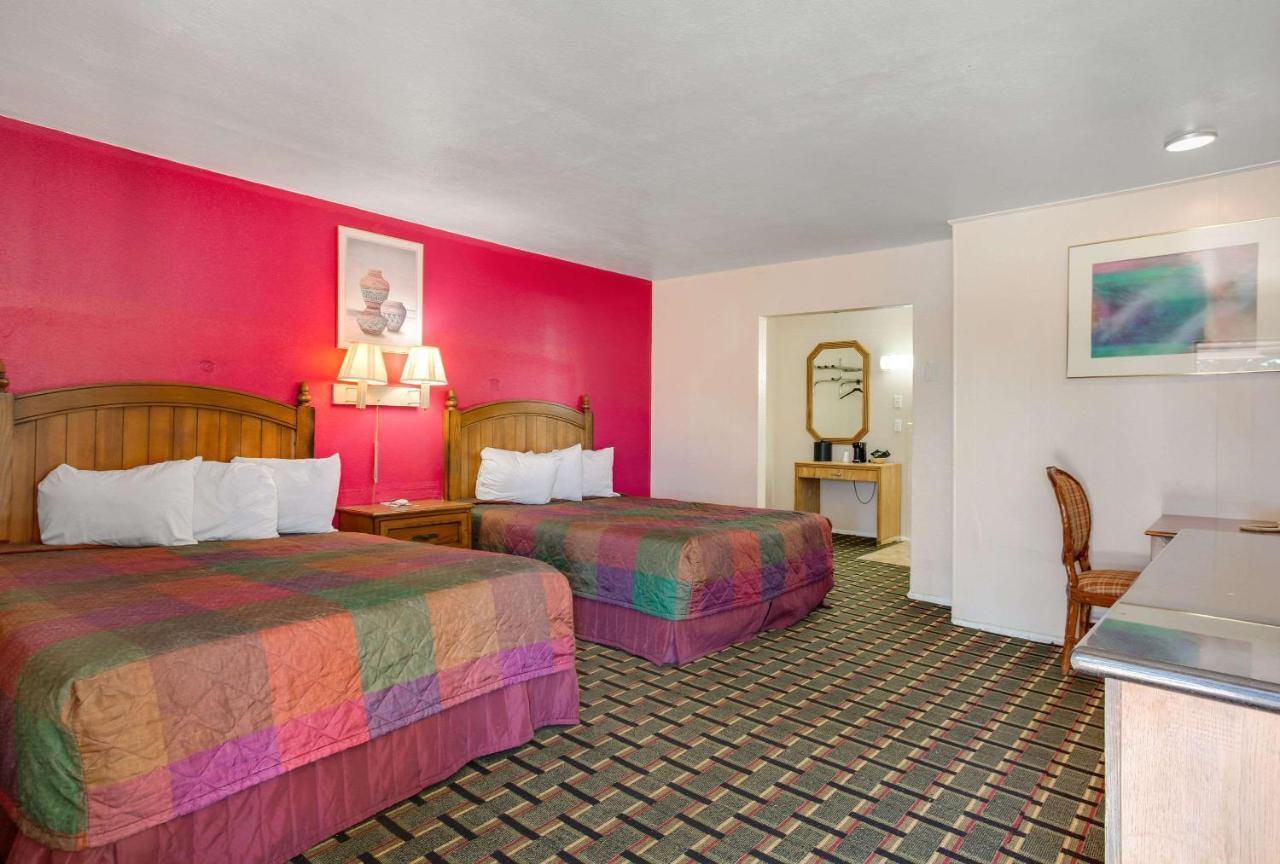 Rodeway Inn & Suites Raton Exterior photo