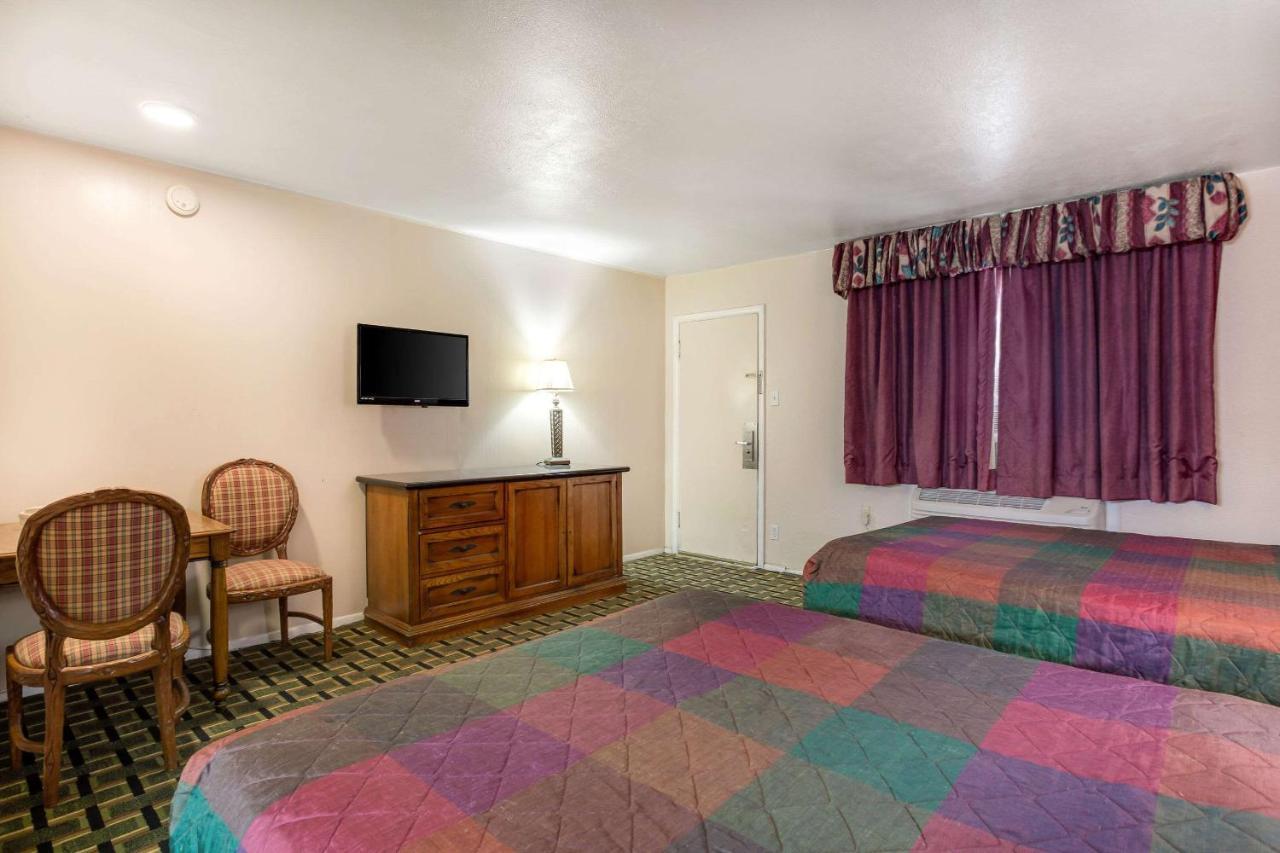Rodeway Inn & Suites Raton Exterior photo