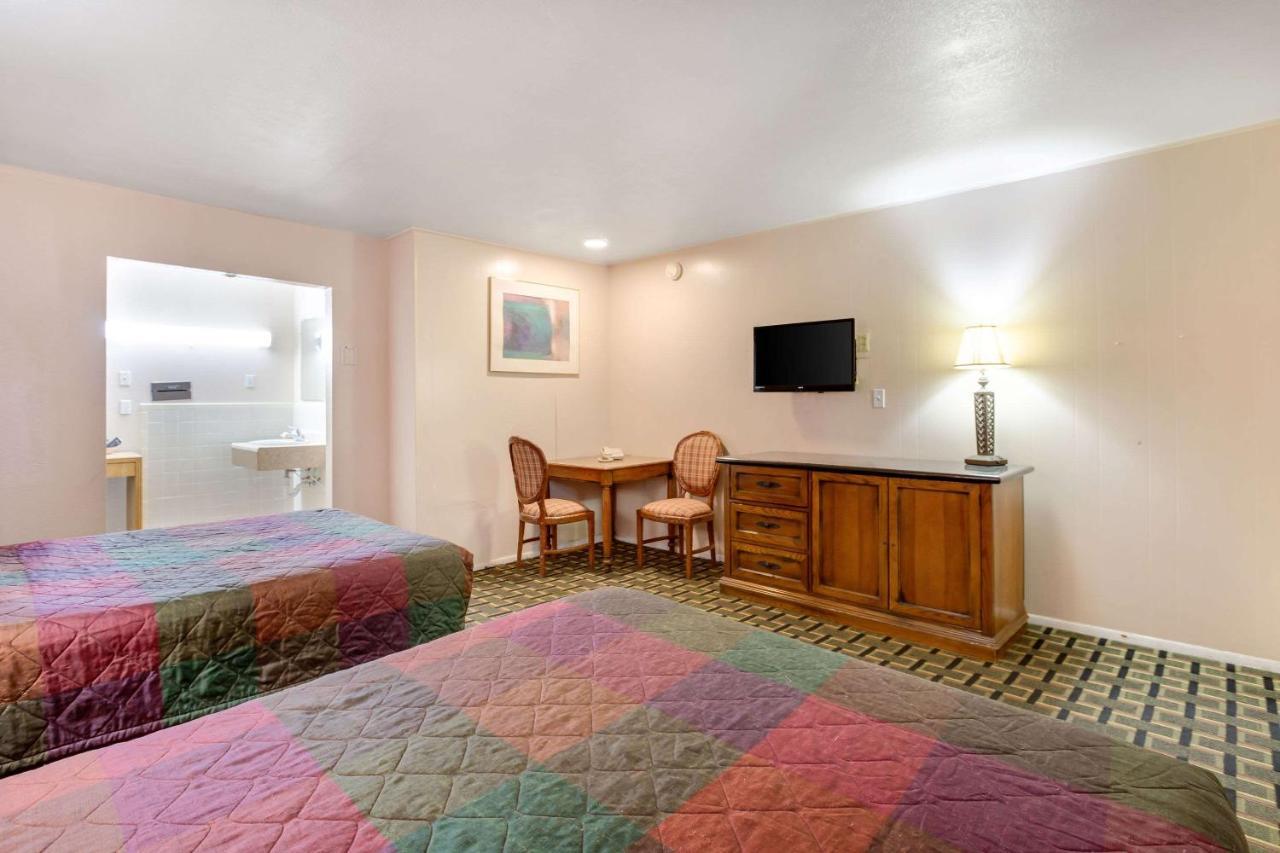 Rodeway Inn & Suites Raton Exterior photo