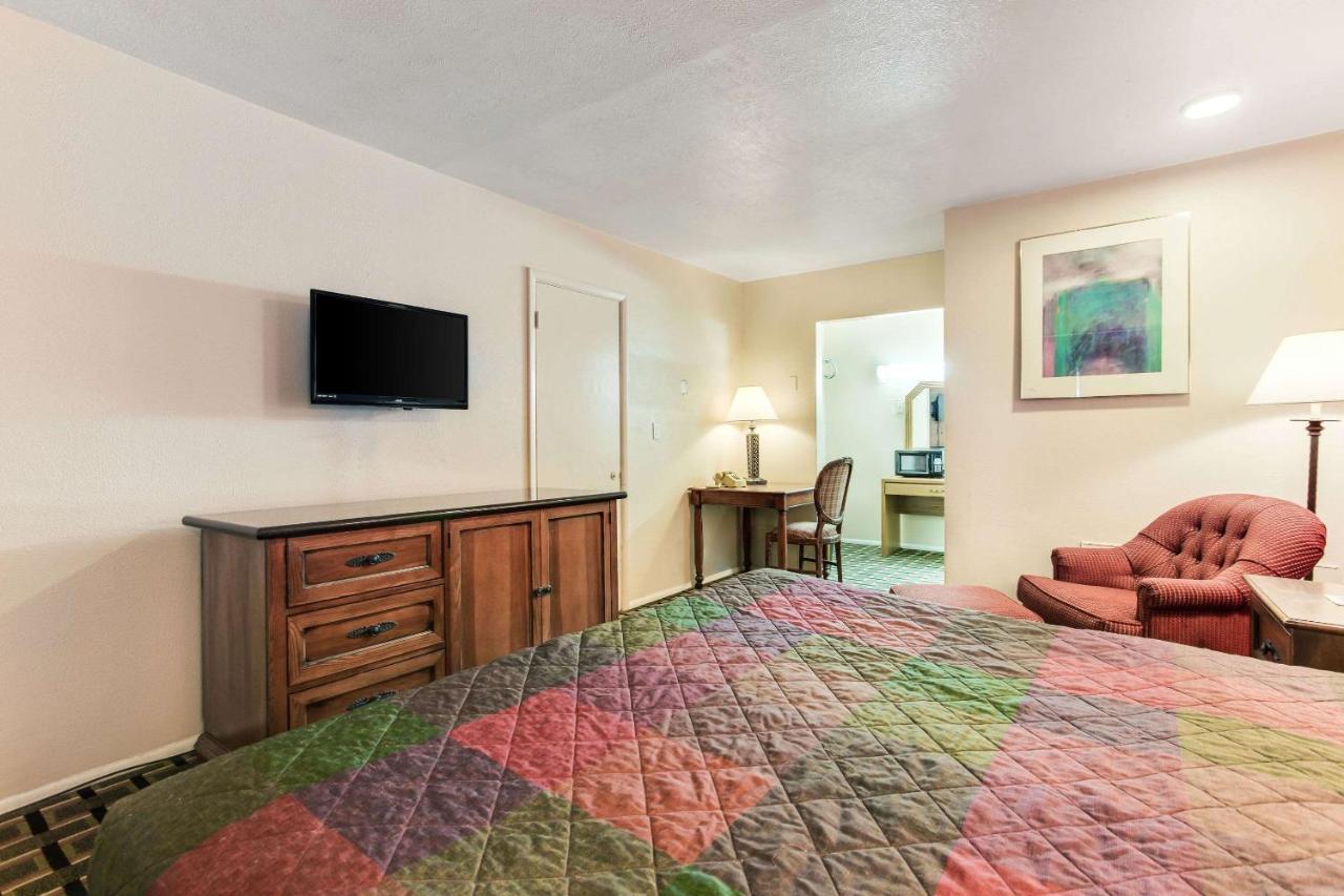 Rodeway Inn & Suites Raton Exterior photo