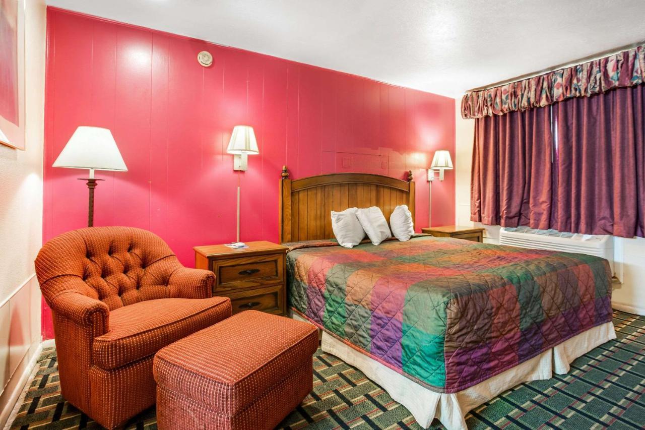 Rodeway Inn & Suites Raton Exterior photo